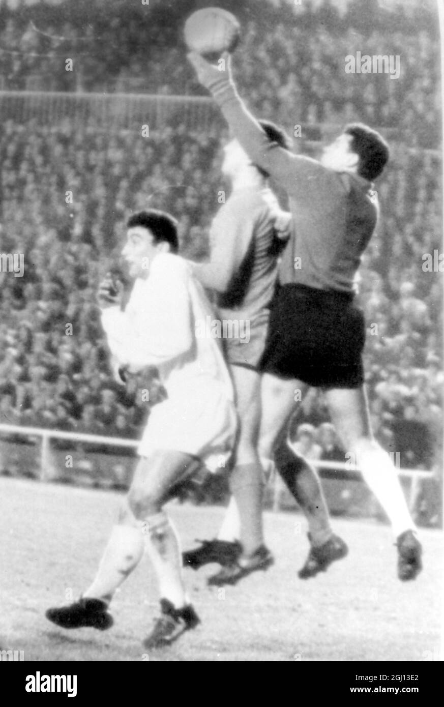FOOTBALL EUROPEAN CUP LEIGE V REAL MADRID NOCOLAY GRABS BALL 22 MARCH 1962 Stock Photo