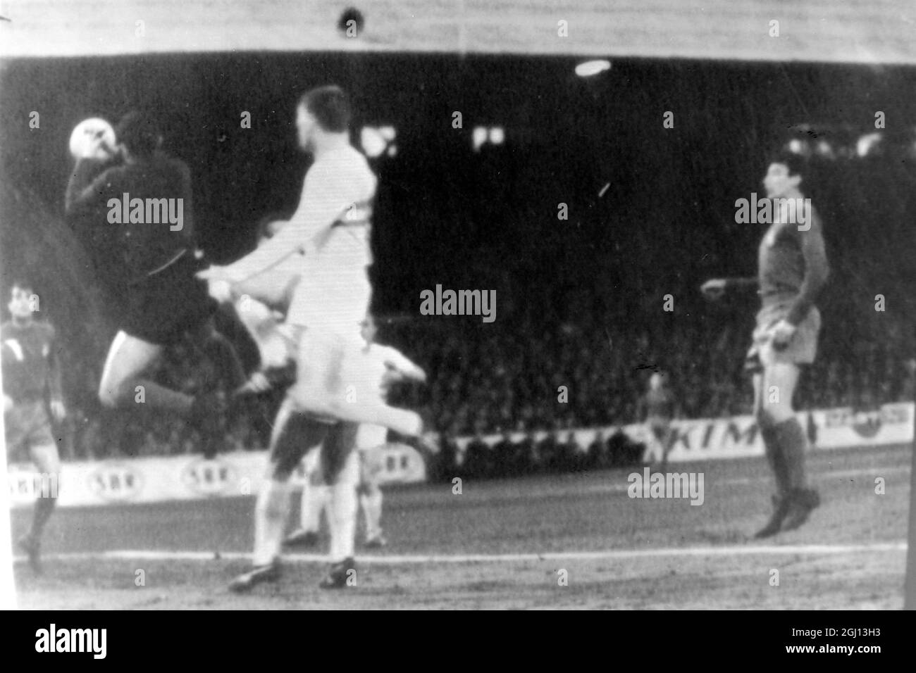 ARAQUISTAIN - GOALKEEPR OF READ MADRID FOOTBALL CLUB IN ACTION - ; 13 APRIL 1962 Stock Photo