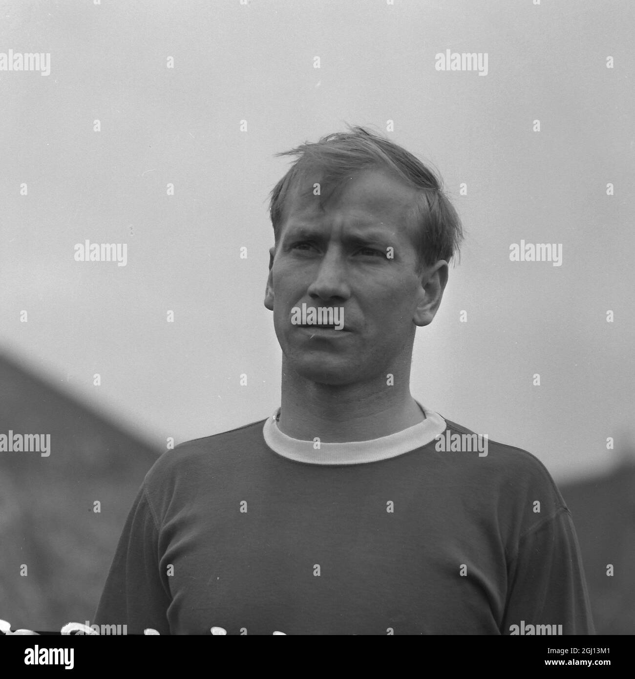 BOBBY CHARLTON OF MANCHESTER UNITED FOOTBALL