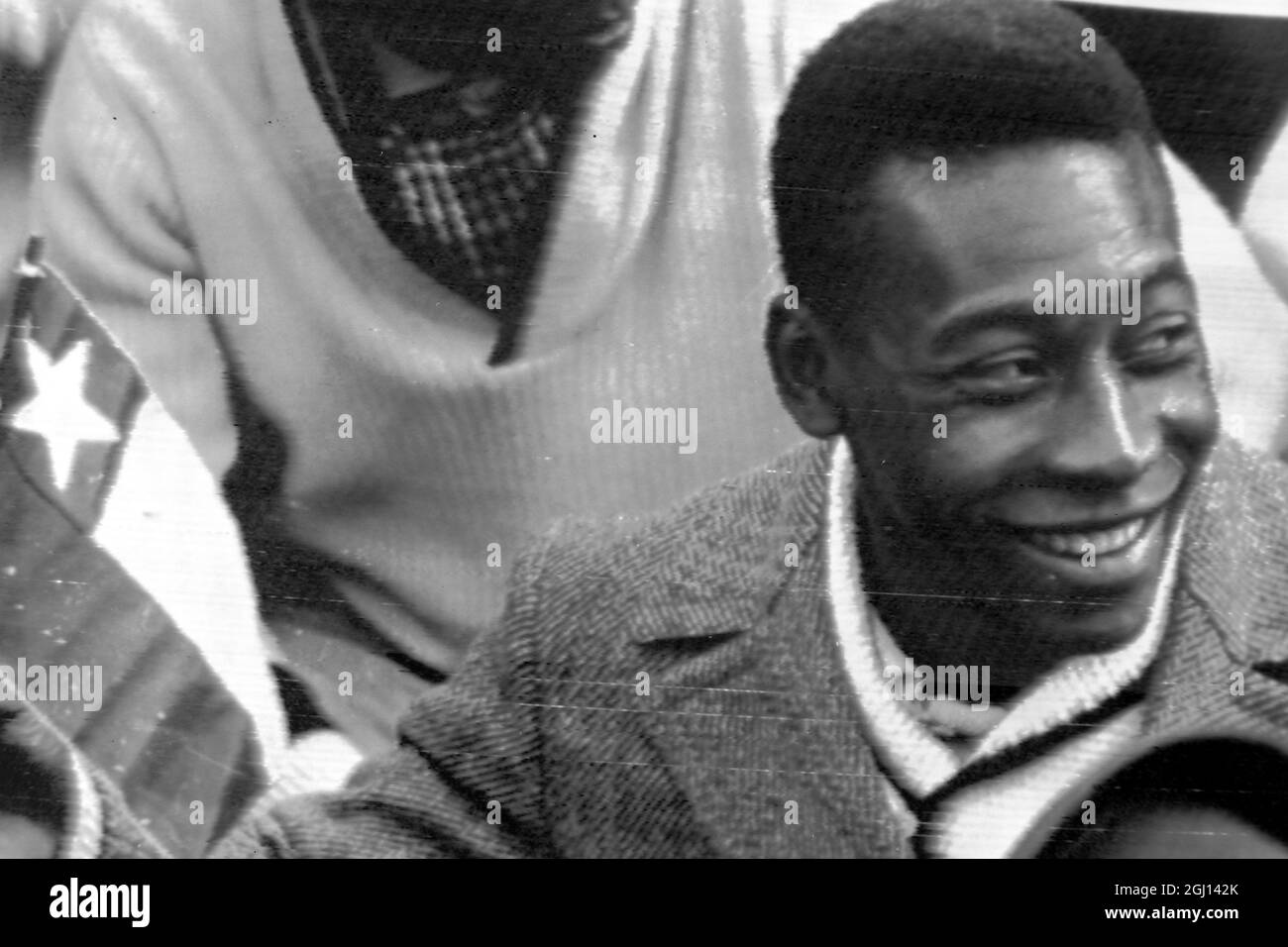 FOOTBALL WORLD CUP CHILE V BRAZIL PELE UNABLE TO PLAY WAVES A FLAG ; 14 JUNE 1962 Stock Photo