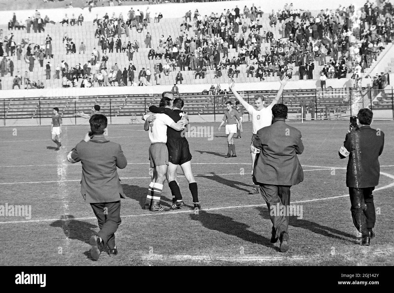 football-world-cup-czechoslovakia-v-yugoslavia-czechs-celebrate-14-june-1962-2GJ142Y.jpg