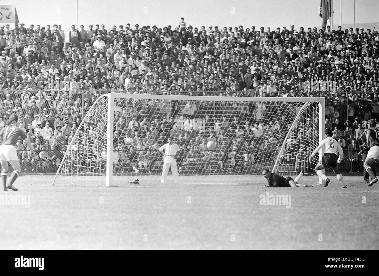 FOOTBALL WORLD CUP CHILE V USSR BALL SALES INTO NET ; 15 JUNE 1962 Stock  Photo - Alamy