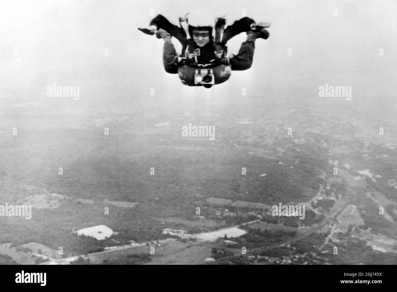8 JULY 1962 KIM EMMONS DURING A PRACTICE JUMP IN PREPARATION FOR THE WORLD SKY DIVING CHAMPIONSHIPS. THE PHOTOGRAPHER, LEWIS SANBORN, WAS ALSO IN FREEFALL AND USED A NIKON ELECTRIC DRIVE CAMERA MOUNTED IN HIS HELMET WITH A FIXED FOCUS OF 12 FEET. ORANGE, MASSACHUSETTS, USA. Stock Photo