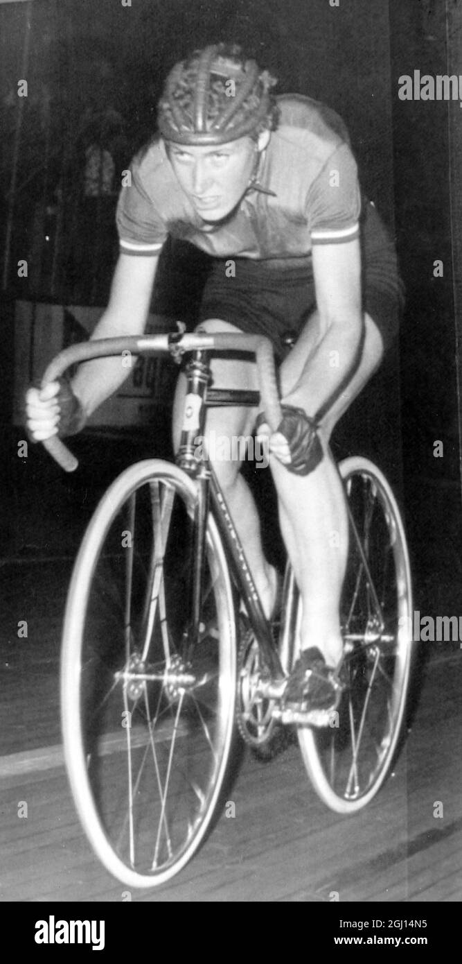 BERYL BURTON B MBE WINS WORLD CYCLING CHAMPIONSHIPS IN MILAN - ; 28 AUGUST  1962 Stock Photo - Alamy