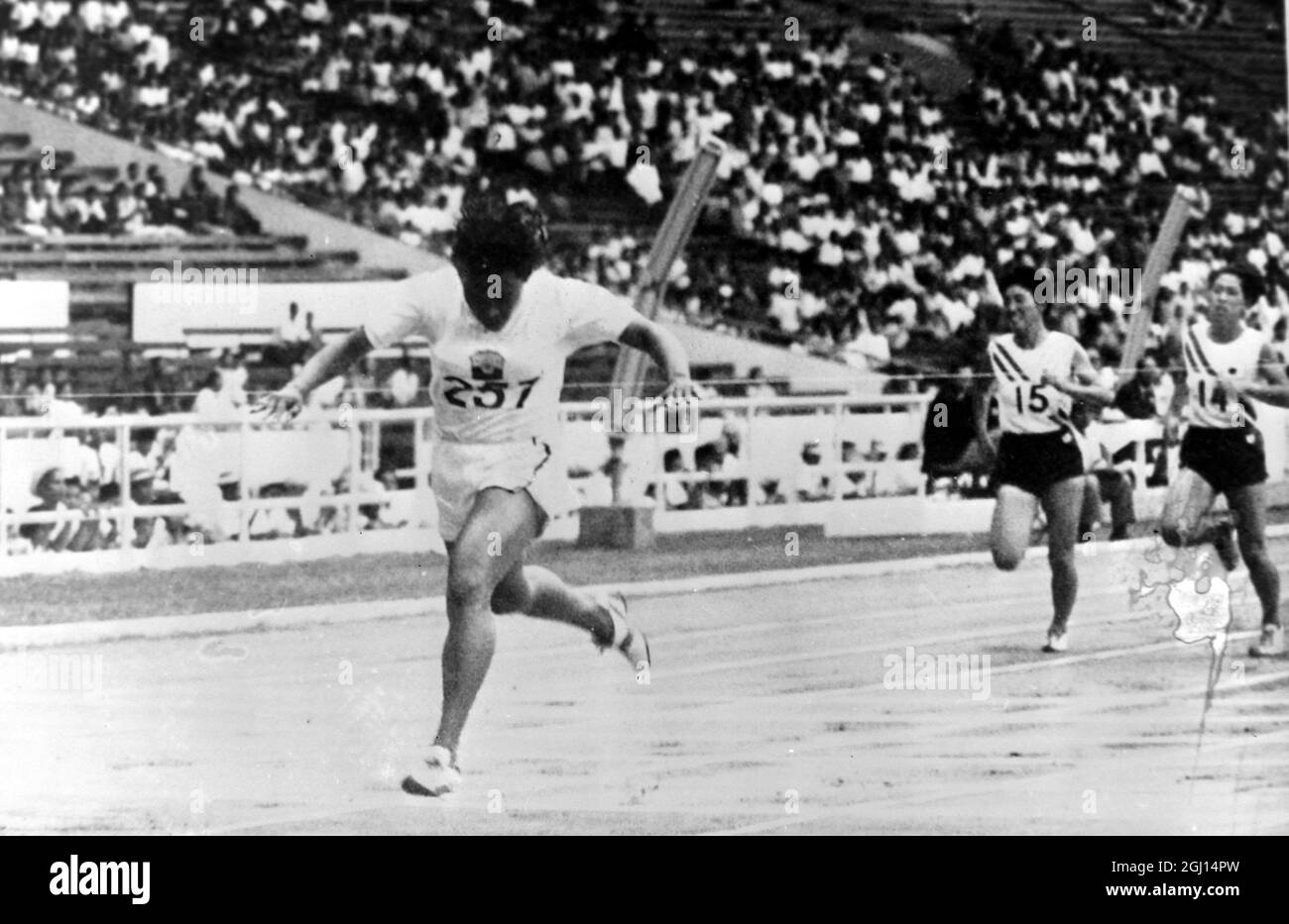 ATHLETICS SULAIMAN WINS WOMENS 200M AT ASIAN GAMES ; 3 SEPTEMBER 1962 Stock Photo