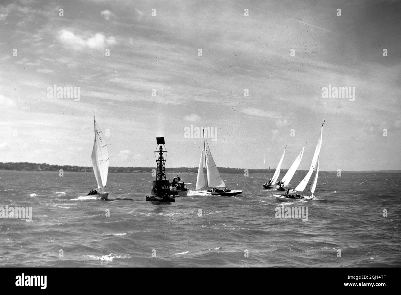 YACHTING READ UP RN V USA NAVY AT ISLE OF WIGHT ; 5 SEPTEMBER 1962 Stock Photo
