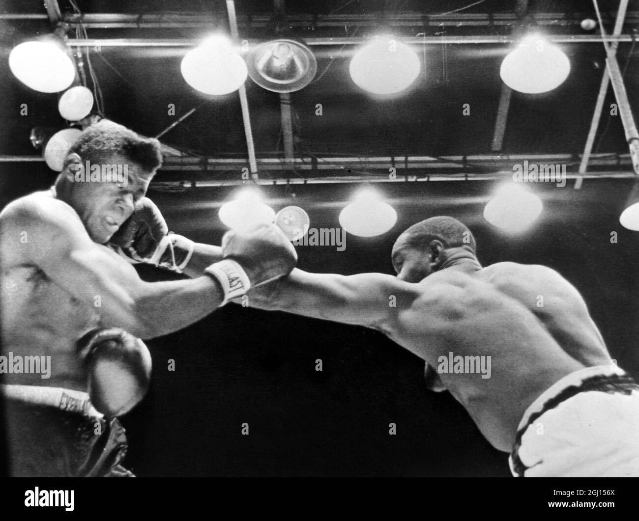 26 SEPTEMBER 1962 SONNY LISTON KNOCKS OUT WORLD HEAVYWEIGHT TITLE HOLDER FLOYD PATTERSON IN 2 MINUTES AND 6 SECONDS TO BECOME THE NEW CHAMPION. COMISKEY PARK, CHICAGO, ILLINOIS, USA. Stock Photo