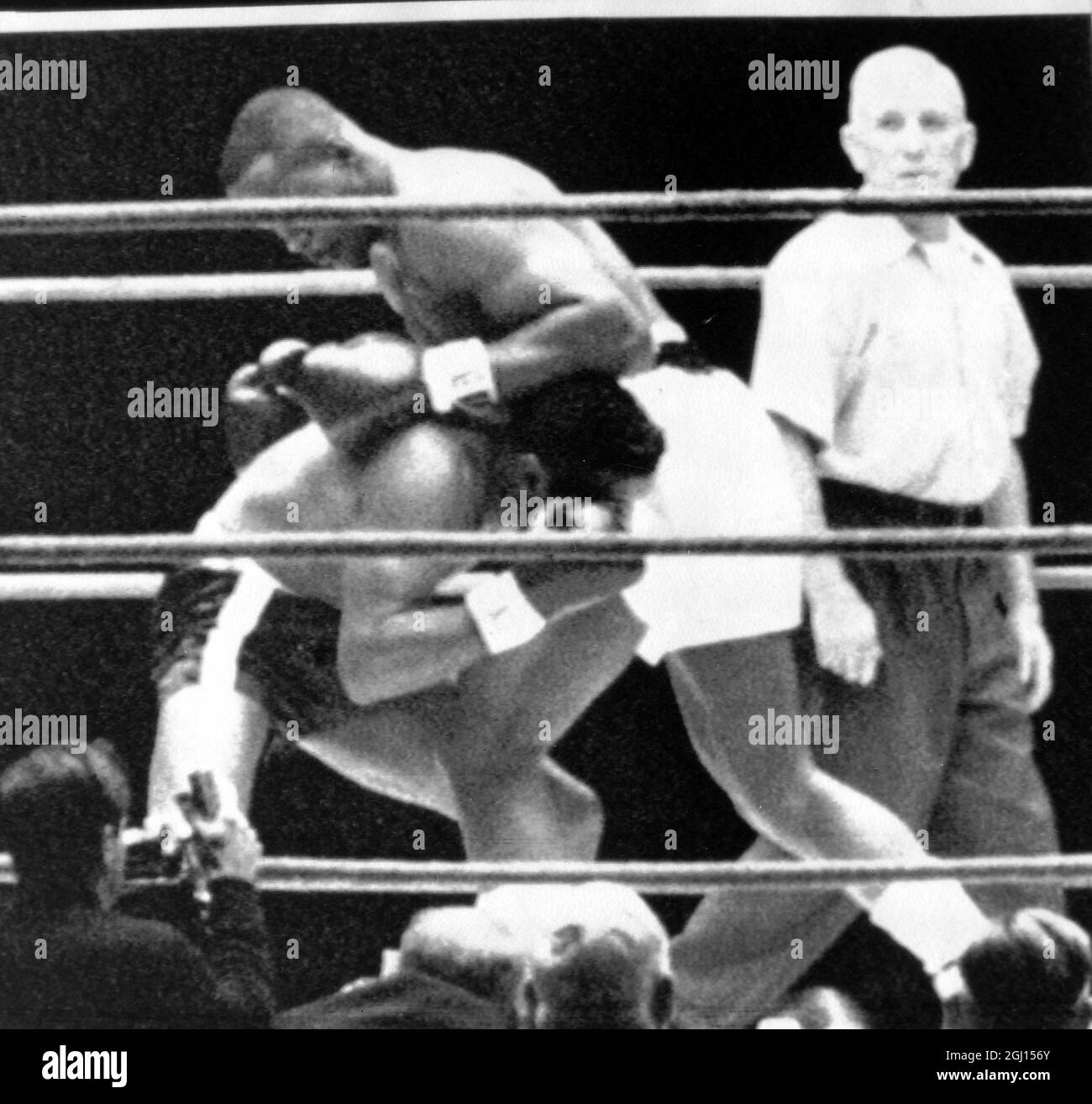 BOXERS SONNY LISTON AND FLOYD PATTERSON IN ACTION - ; 26 SEPTEMBER 1962 Stock Photo