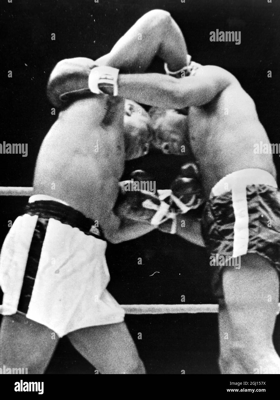 BOXER SONNY LISTON AND FLOYD PATTERSON IN ACTION - ; 27 SEPTEMBER 1962 Stock Photo