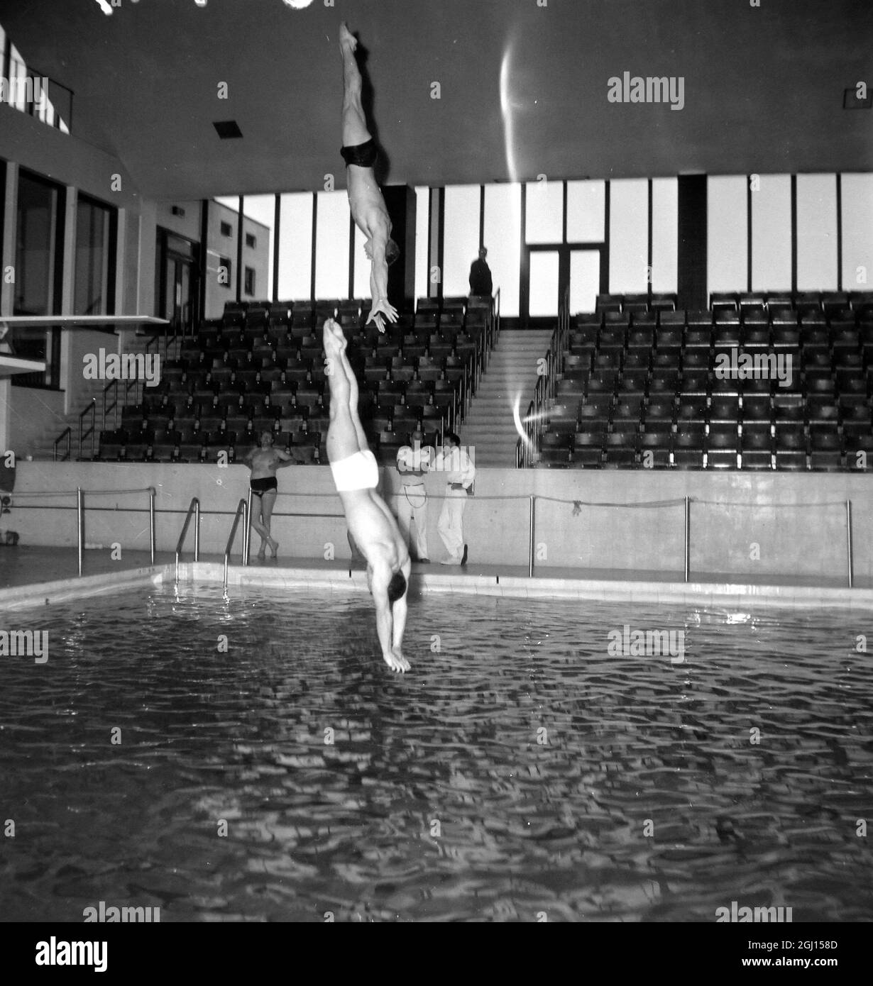 SWIMMING BRIAN PHELPS AND BILLY WOOD IN MID AIR PRACTISING ; 28 SEPTEMBER 1962 Stock Photo