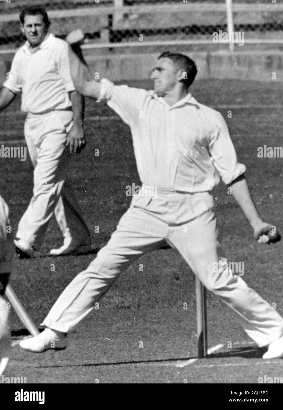 ALAN DAVIDSON IN CRICKET ACTION ; 25 OCTOBER 1962 Stock Photo Alamy