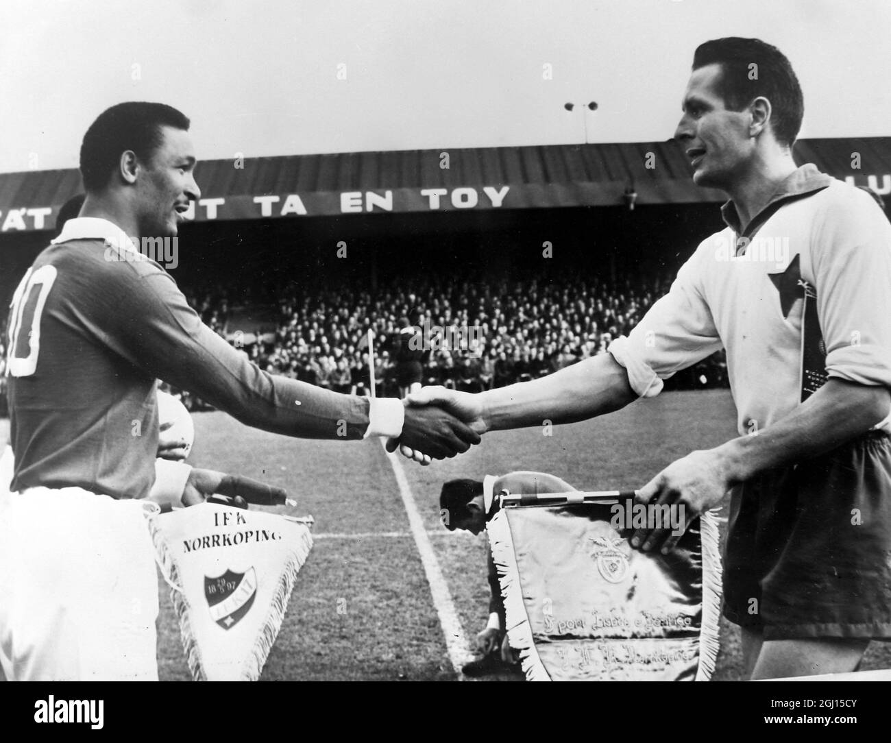 FOOTBALLERS AKE JOHANSSON AND COLUNA EXCHANGES PENNANTS IN SWEDEN - ; 2 NOVEMBER 1962 Stock Photo