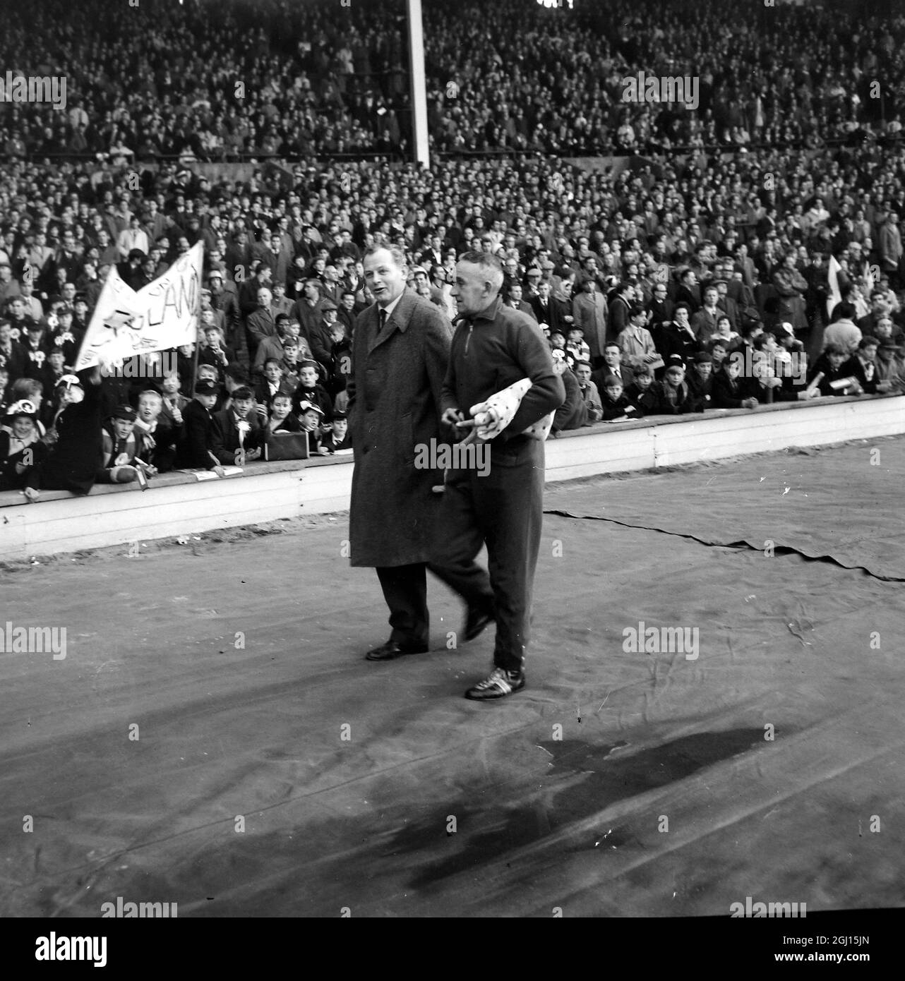 JACK JOHN WITH WALTER WINTERBOTTOM AT ENGLAND INTERNATIONAL FOOTBALL MATCH - ; 21 NOVEMBER 1962 Stock Photo