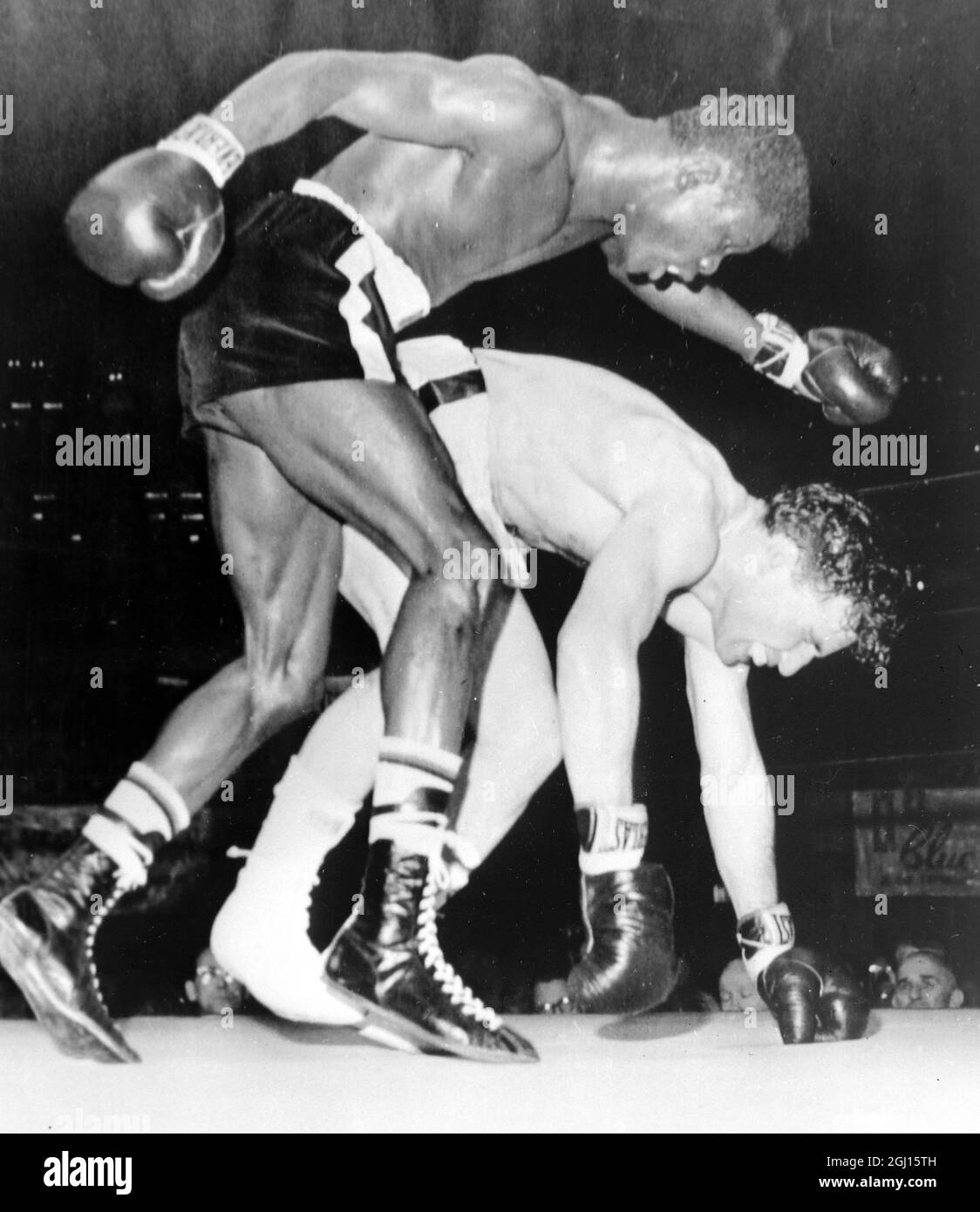 BOXER JORGE FERNANDEZ FALLS IN ACTION WITH EMILE GRIFFITH IN LAS VEGAS - ; 10 DECEMBER 1962 Stock Photo