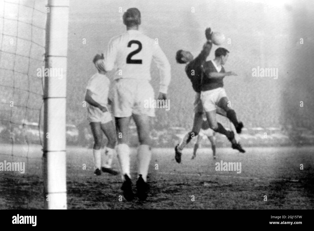 FOOTBALLER IN ACTION JOE BAKER EUROPEAN CUP WINNERS CUP SPURS V GLASGOW