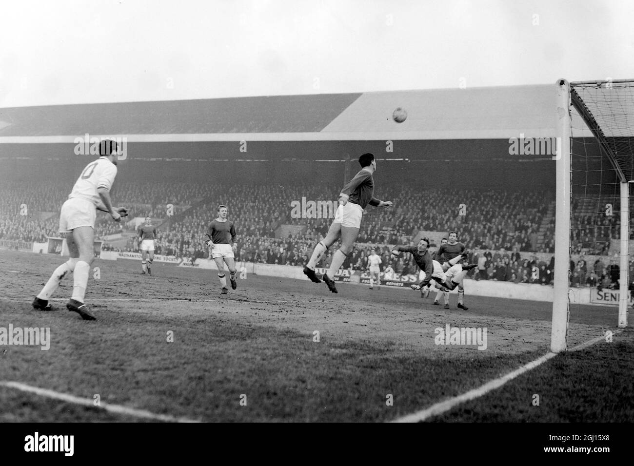 FOOTBALL IN ACTION LEWIS EDDIE PINNER MIKE ACTION - ; 22 DECEMBER 1962 Stock Photo