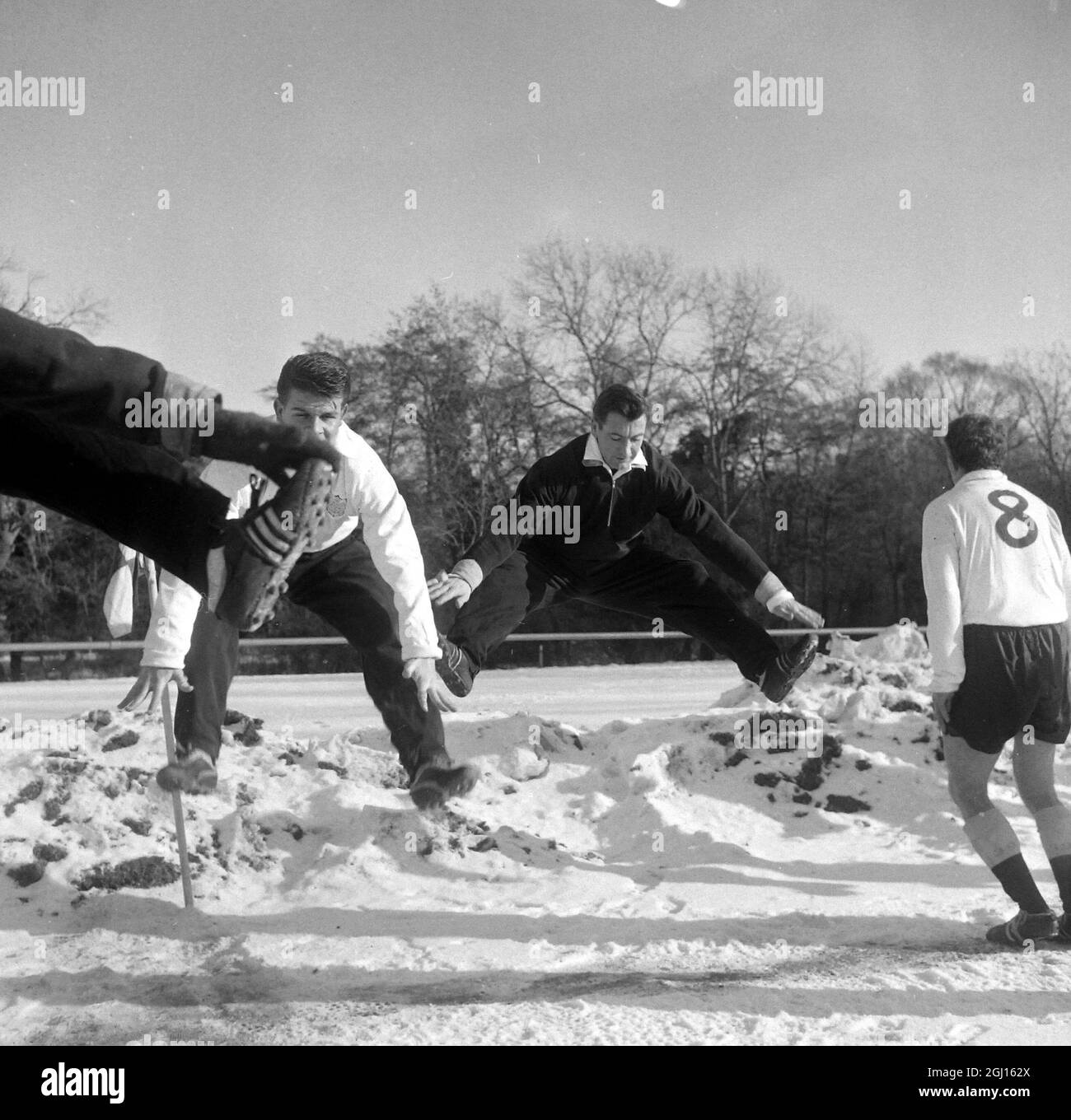 JOHNNY HAYNES IN ACTION FULHAM FOOTBALL CLUB v WEST HAM - ; 22 JANUARY 1963 Stock Photo