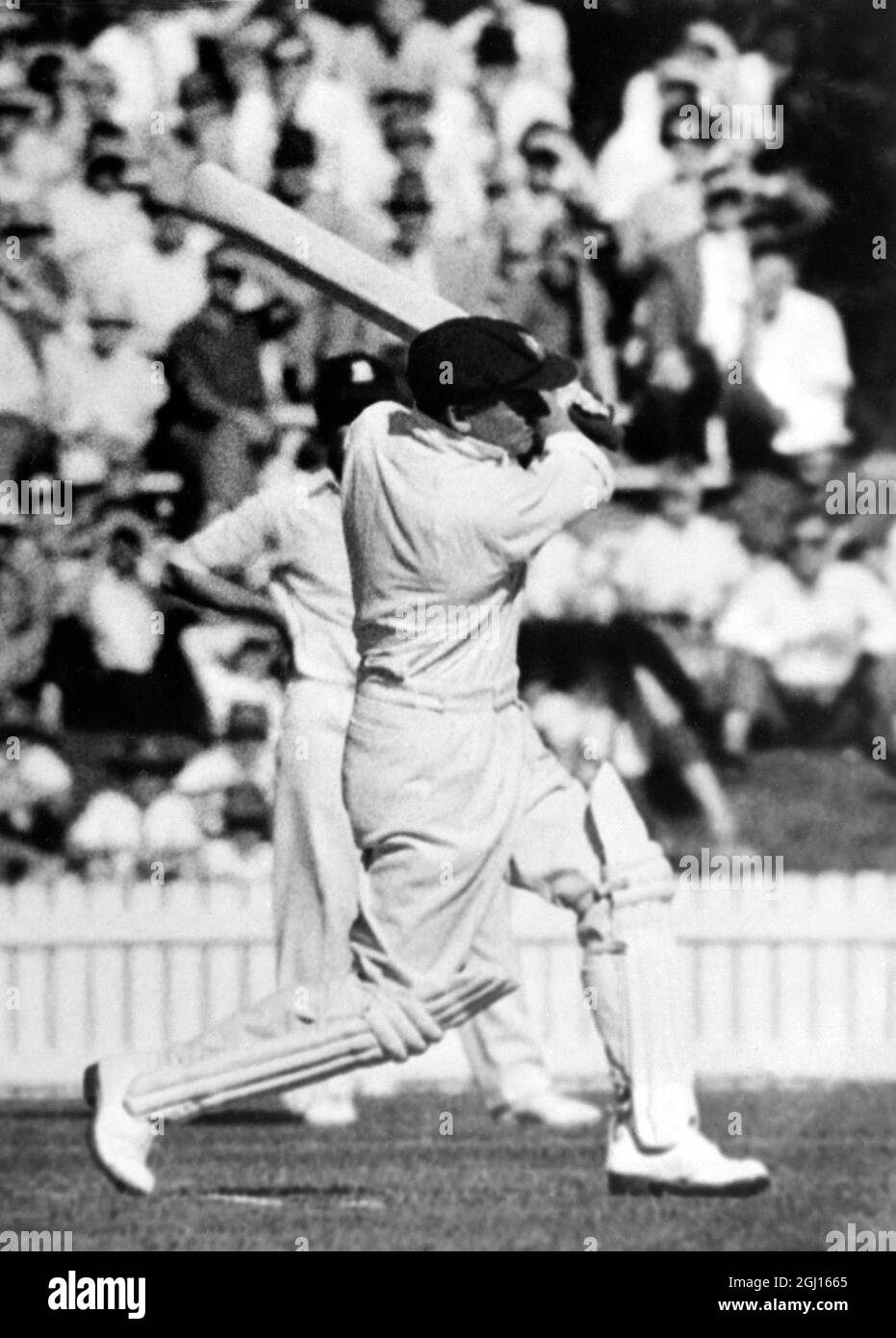 6 FEBRUARY 1963 SIR DONALD BRADMAN COMES OUT OF RETIREMENT TO PLAY FOR THE AUSTRALIAN PRIME MINISTERS XI VS THE MCC, CANBERRA, AUSTRALIA. Stock Photo