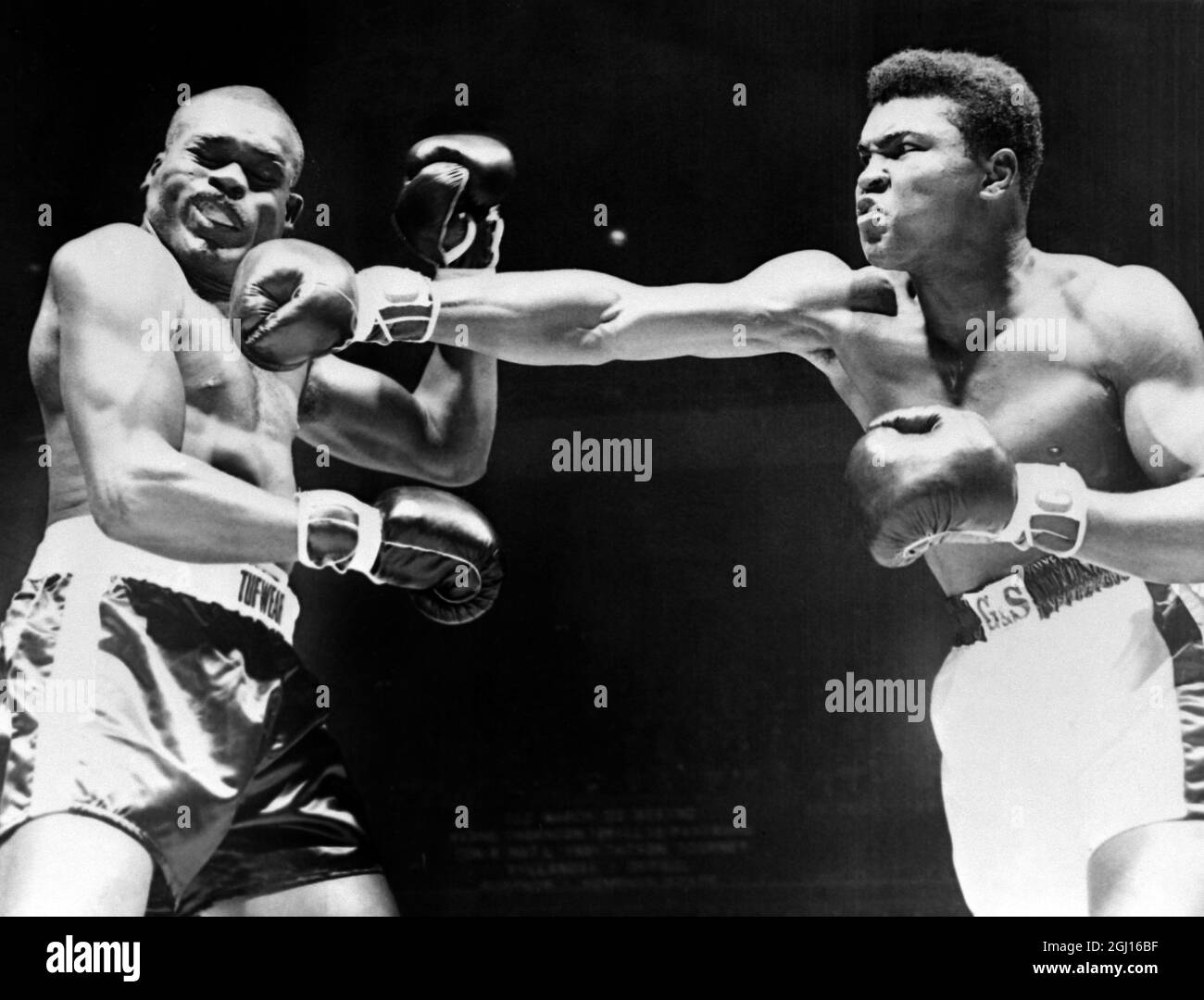 14 MARCH 1963 CASSIUS CLAY CONNECTS A RIGHT PUNCH TO DOUG JONES DURING HIS TEN ROUND POINTS DECISION WIN. CLAY FAILED IN HIS PREDICTED FOURTH ROUND KNOCK OUT AND HIS VICTORY WAS BOOED BY THE CROWD FOR FIVE MINUTES AS THEY THOUGHT JONES WAS BETTER ON THE NIGHT. MADISON SQUARE GARDENS, NEW YORK, USA. Stock Photo