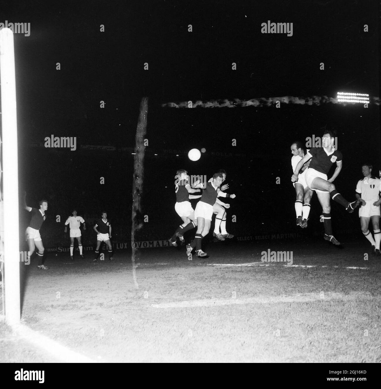 FOOTBALL EUROPEAN CUP DUNDEE V MILAN SANI CLASHES DUNDEE DEFENC ; 29 APRIL 1963 Stock Photo