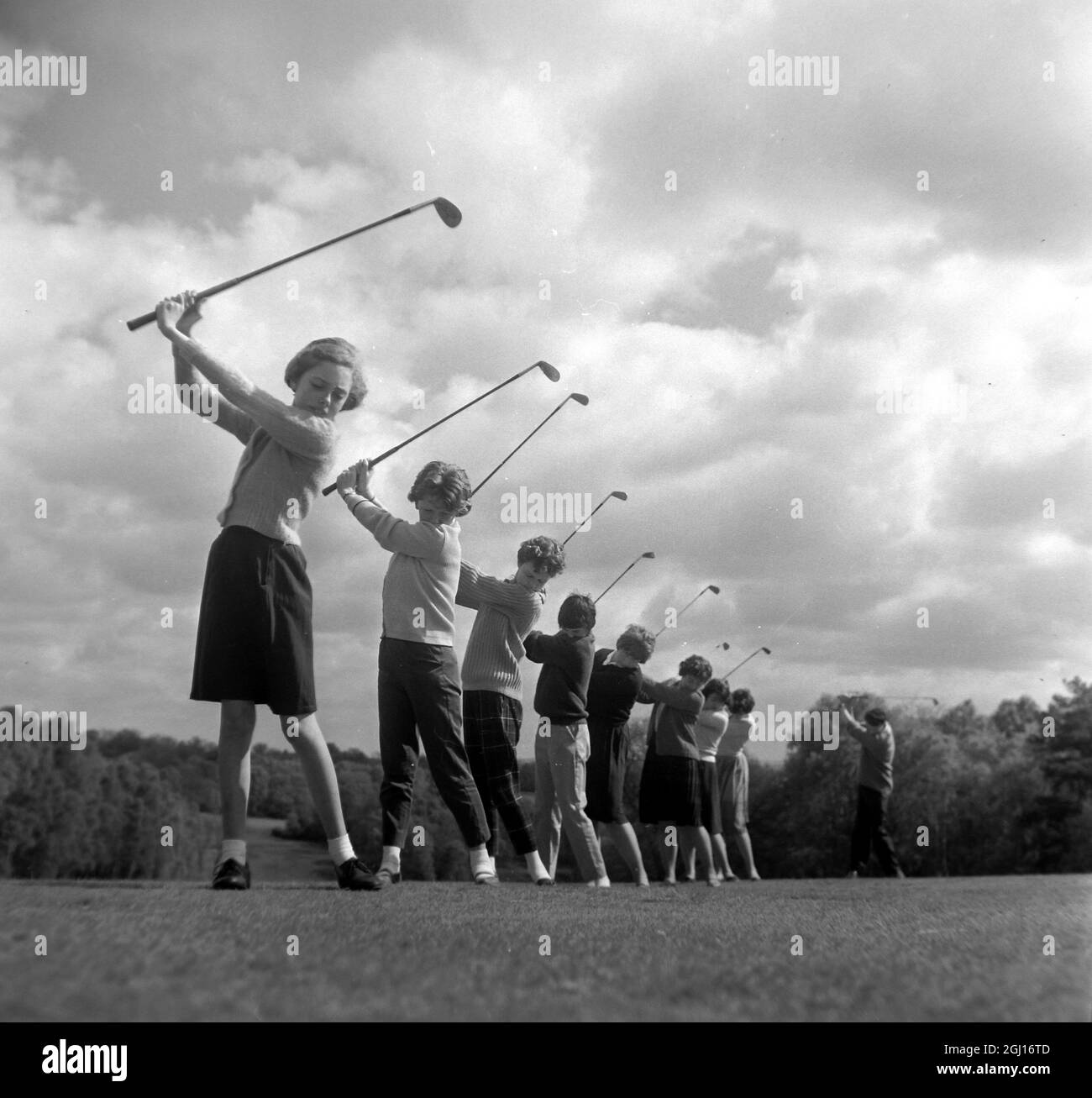 GOLF GIRLS PRACTICING A SWINGING DRIVER IN SOUTHAMPTON ; 11 MAY 1963 Stock Photo