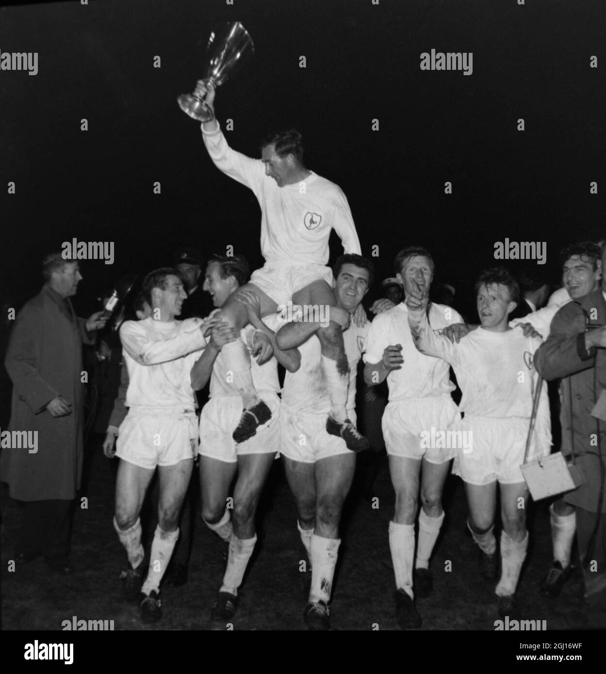 15 MAY 1963 DANNY BLANCHFLOWER CARRIED BY HIS TOTTENHAM HOTSPUR TEAMMATES AFTER THEY BEAT ATLETICO MADRID 5 - 1 TO WIN THE EUROPEAN CUP WINNERS' CUP IN ROTTERDAM, NETHERLANDS. Stock Photo