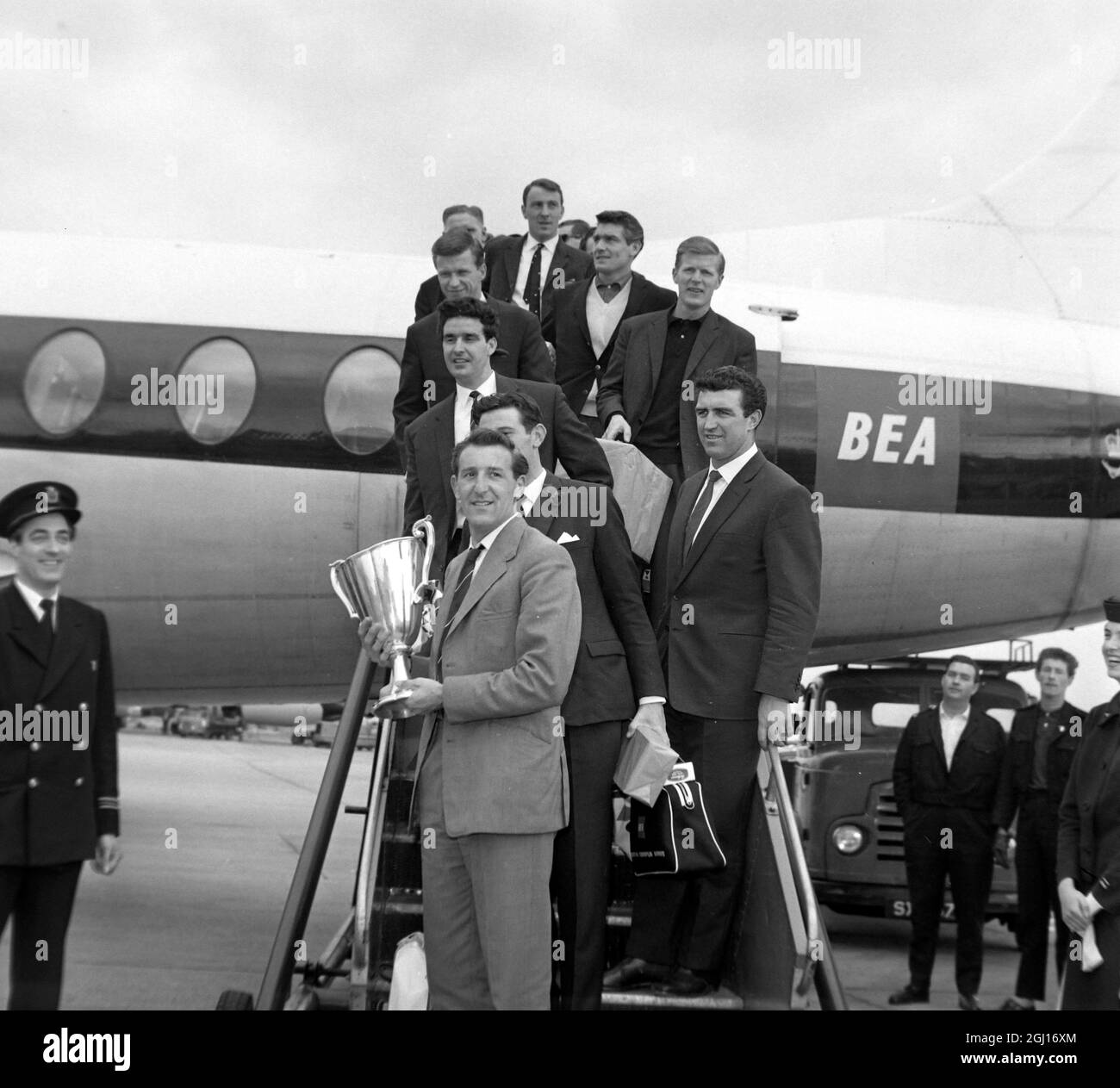 EUROPEAN CUP WINNERS TOTTENHAM HOTSPUR FOOTBALLERS AT LONDON AIRPORT