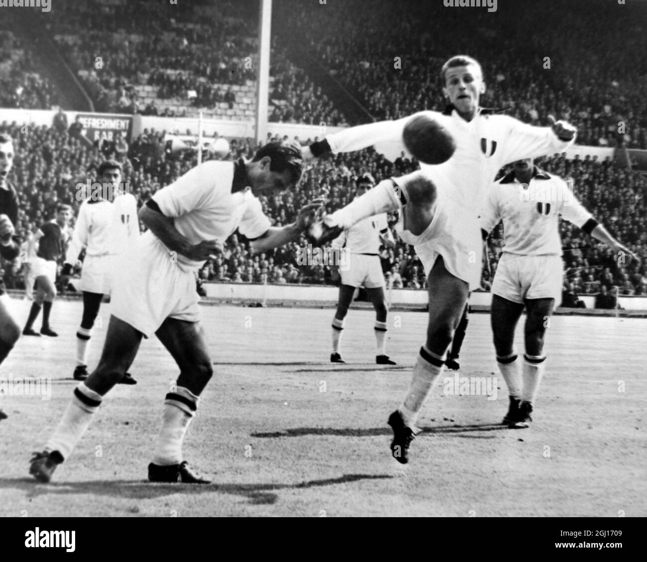 EUROPEAN FOOTBALL CUP FINAL AT WEMBLEY STADIUM - BENFICA LISBON AND MILAN  IN ACTION - COLUNA ; 22 MAY 1963 Stock Photo - Alamy