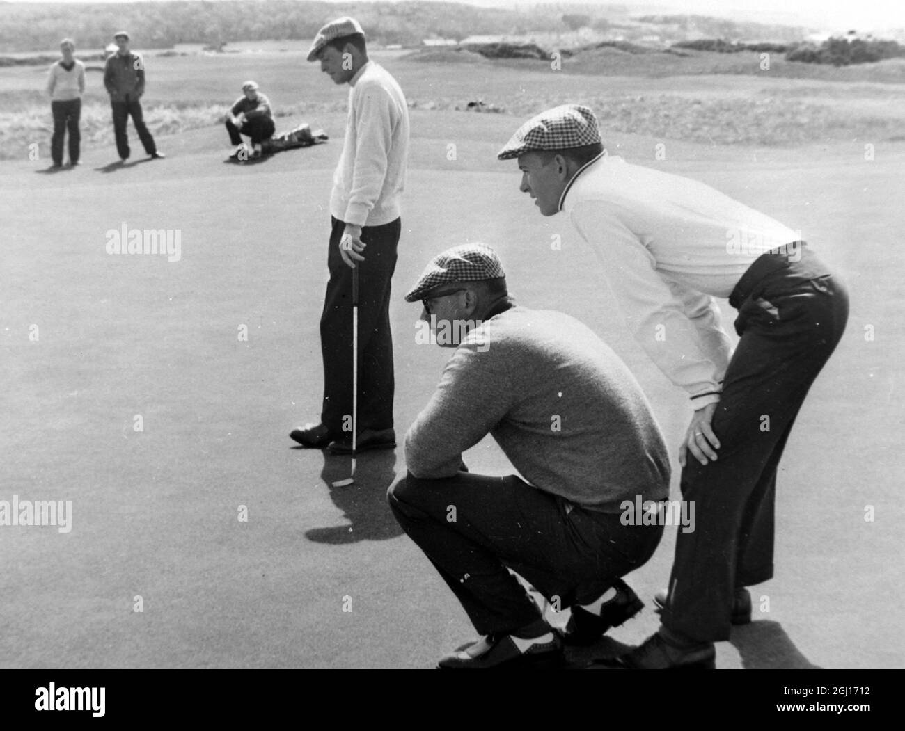 WALKER CUP TEAMS IN SCOTLAND I GOLF IN PRACTICE L E HARRIS, A D GRAY