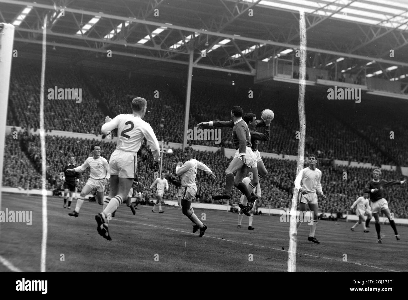 FOOTBALLERS BANKS AND NORMAN IN ACTION AT WEMBLEY STADIUM - THE CUP FINAL LEICESTER CITY V MANCHESTER UNITED FOOTBALL CLUB /  ;  25 MAY 1963 Stock Photo