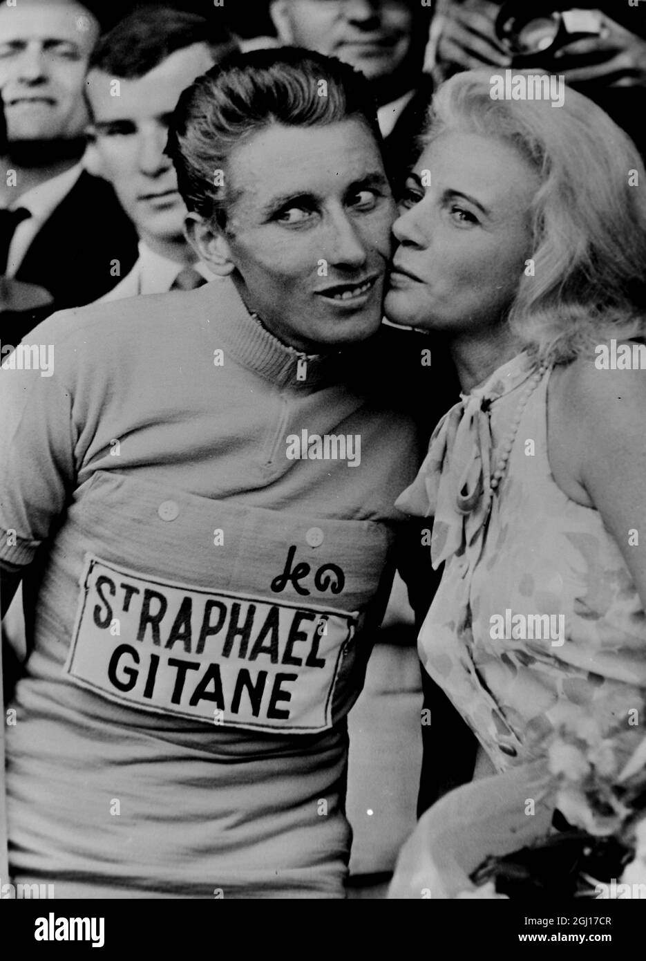FRENCH CYCLIST CHAMPION JACQUES ANQUETIL KISSES HIS WIFE IN PARIS AFTER TOUR DE FRANCE CYCLIST RACE ; 15 JULY 1963 Stock Photo