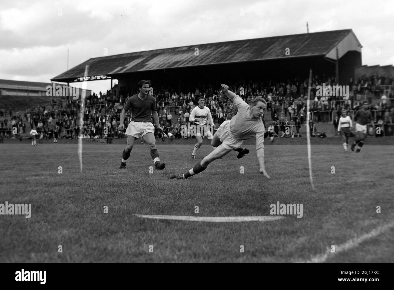 FOOTBALL OLYMPIC TRIAL V MILLWALL PRENTISS IN ACTION ; 10 AUGUST 1963 Stock Photo