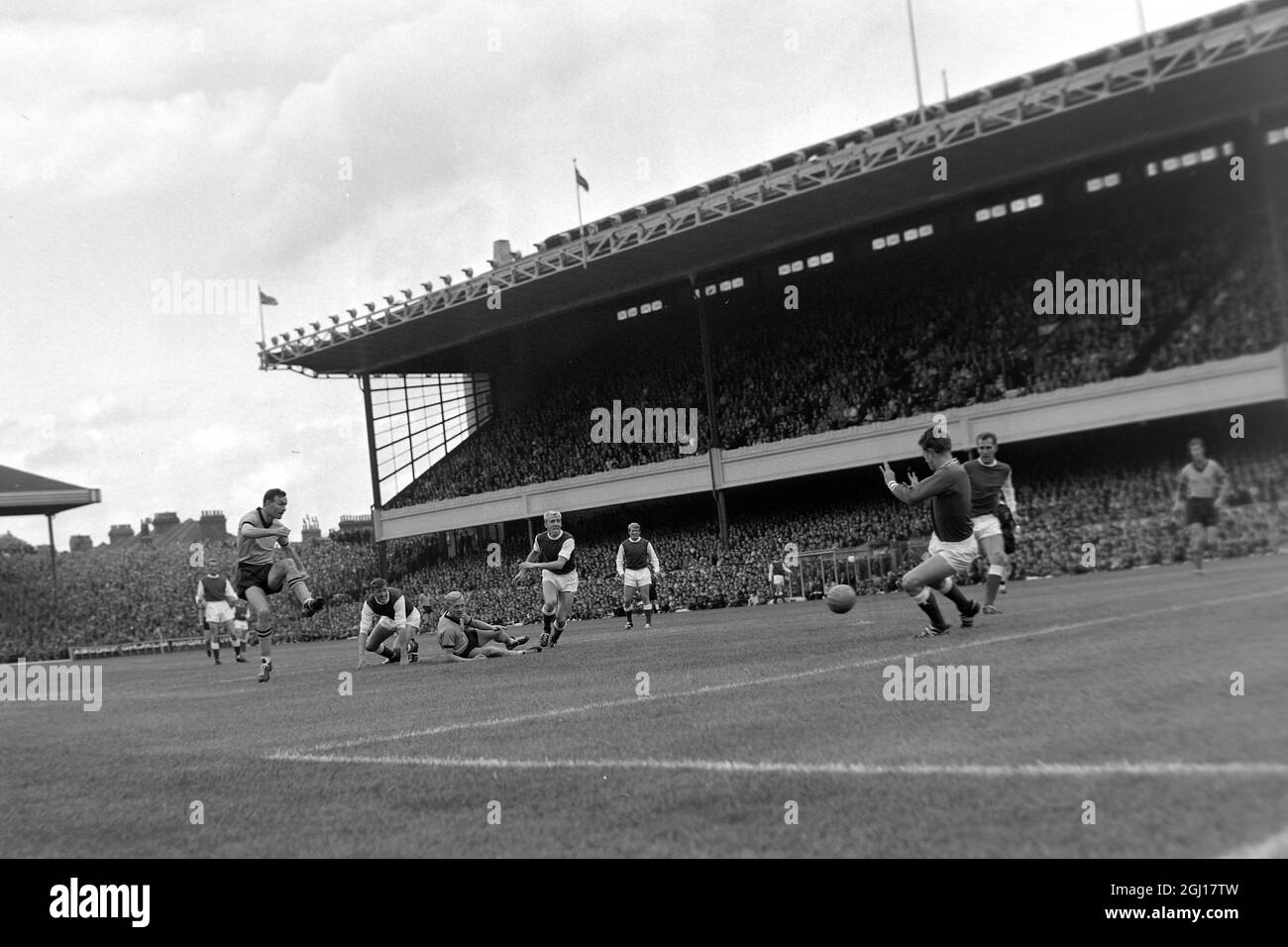 FOOTBALL ARSENAL V WOLVERHAMPTON WOLVES IAN URES 1ST APPEARANCE FOR ARSENAL JIM MURRAY SHOOTS WATCHED BY OTHERS ; 24 AUGUST 1963 Stock Photo