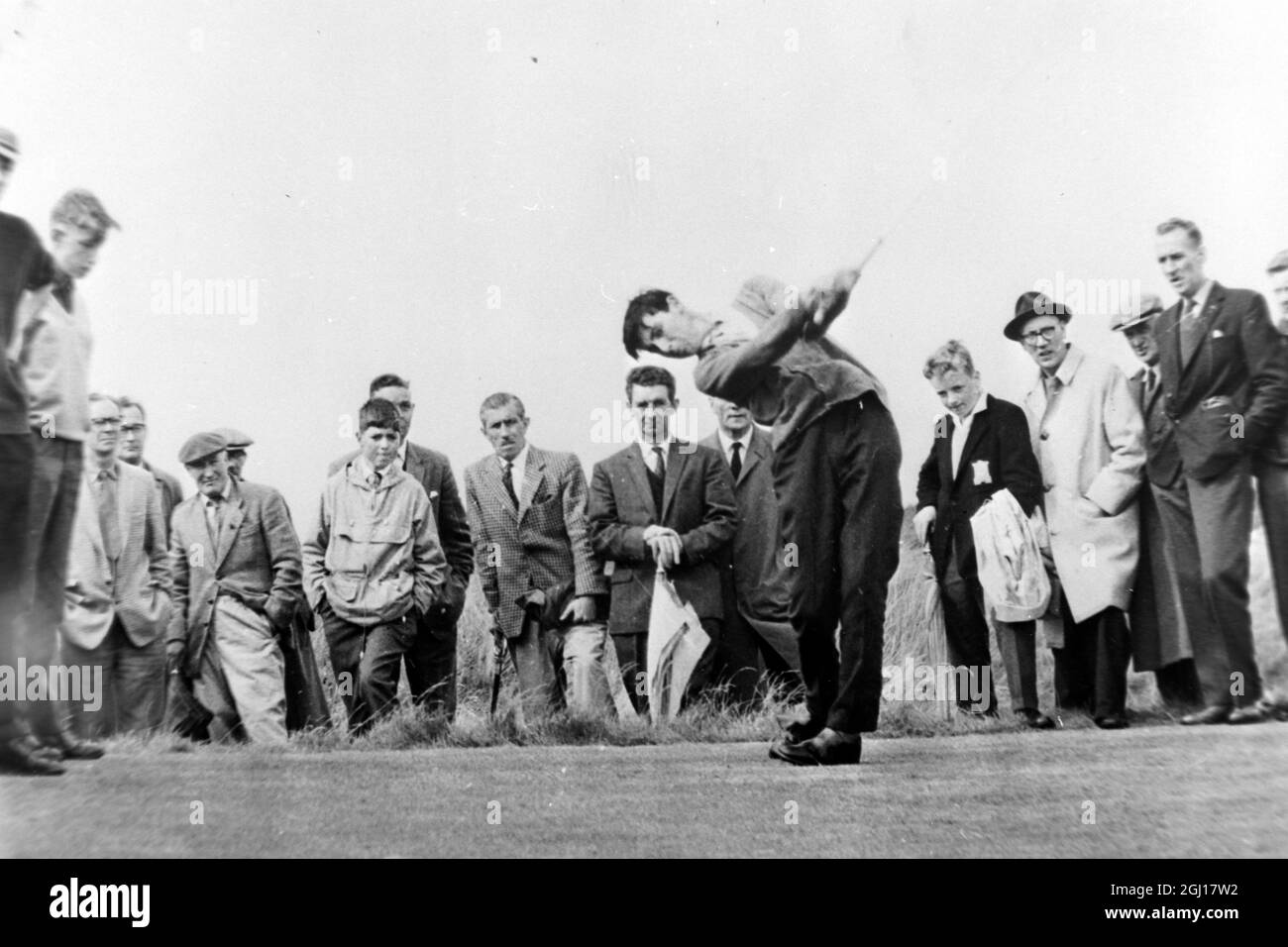 GOLF ALEX SOUTAR WINS IN PRESTWICK, SCOTLAND - PLAYS OFF THE TEE ; 26 AUGUST 1963 Stock Photo