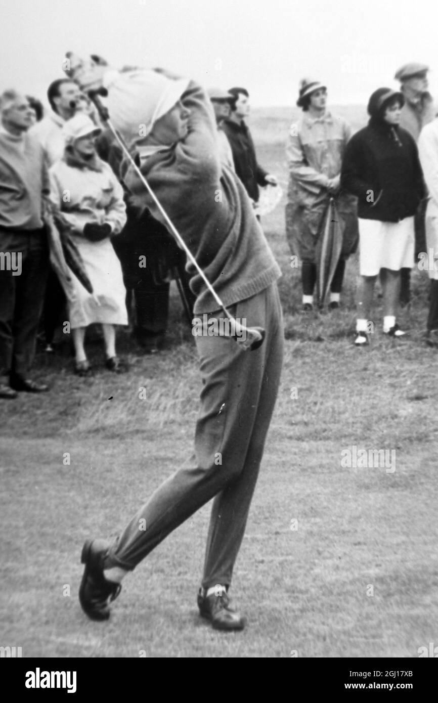 GOLF GIRLS CHAMPIONSHIPS - DINAH OXLEY AND BARBARA WHITEHEAD WIN TROPHY IN SCOTLAND DRIVING OFF FROM 12TH GREEN ; 31 AUGUST 1963 Stock Photo