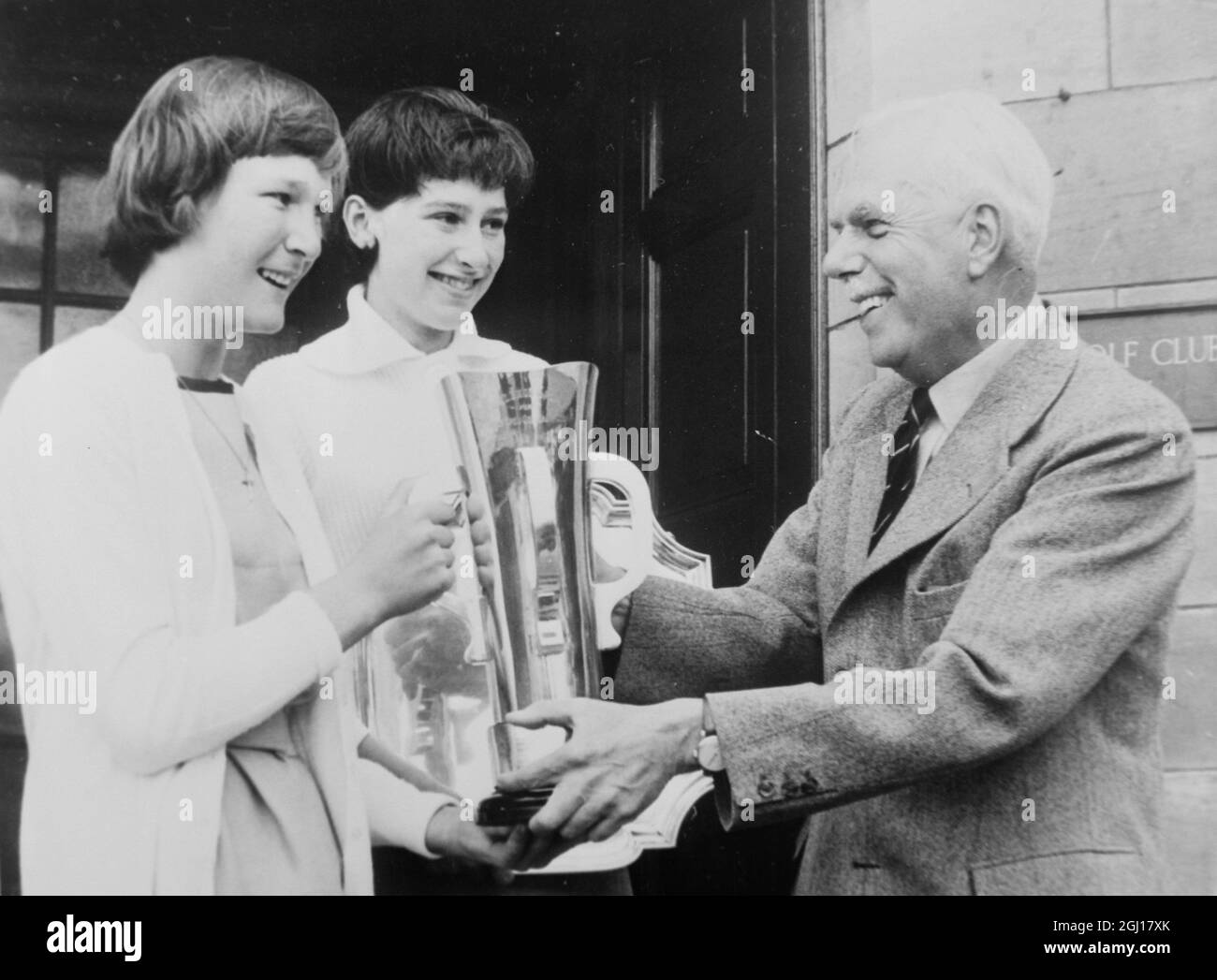 GOLF GIRLS CHAMPIONSHIPS - DINAH OXLEY AND BARBARA WHITEHEAD RECEIVE TROPHY FROM IAN BOWHILL IN SCOTLAND ; 31 AUGUST 1963 Stock Photo