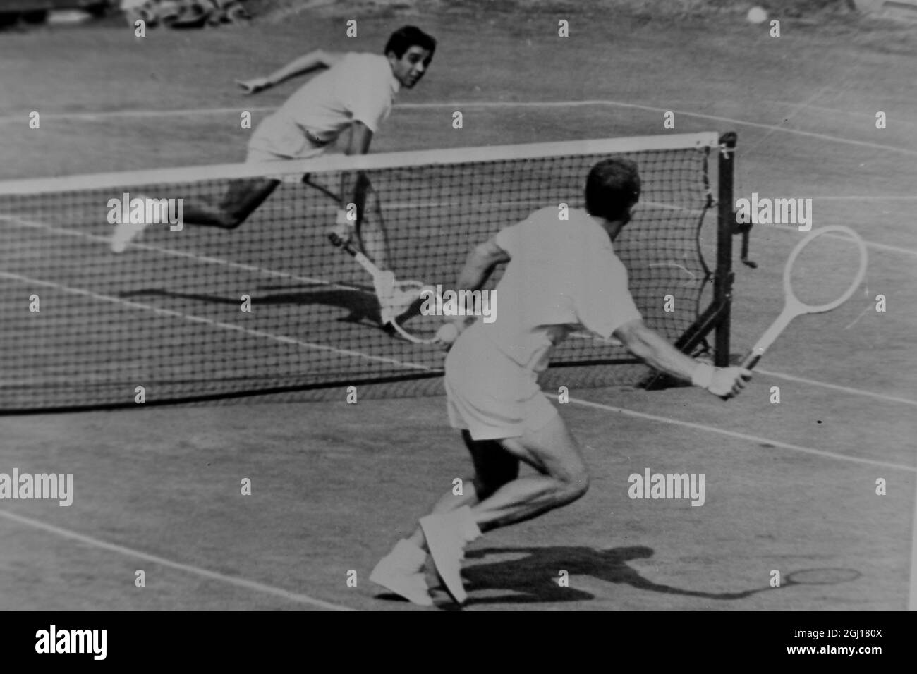 TENNIS USA TENNIS CHAMPIONSHIPS RAFAEL OSUNA RUNS ACROSS RETURN IN ACTION -  ; 10 SEPTEMBER 1963 Stock Photo - Alamy