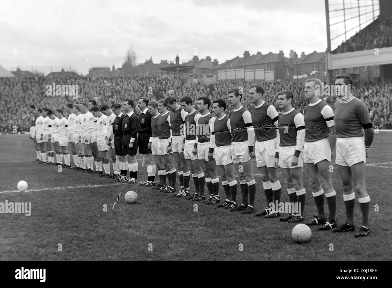 ONE MINUTE SILENCE DURING FOOTBALL MATCH ARSENAL V BLACKPOOL WEAR BLACK ARMBANDS AFTER ASSASSINATION OF US AMERICAN PRESIDENT JOHN F KENNEDY JFK IN DALLAS ; 23 NOVEMBER 1963 Stock Photo