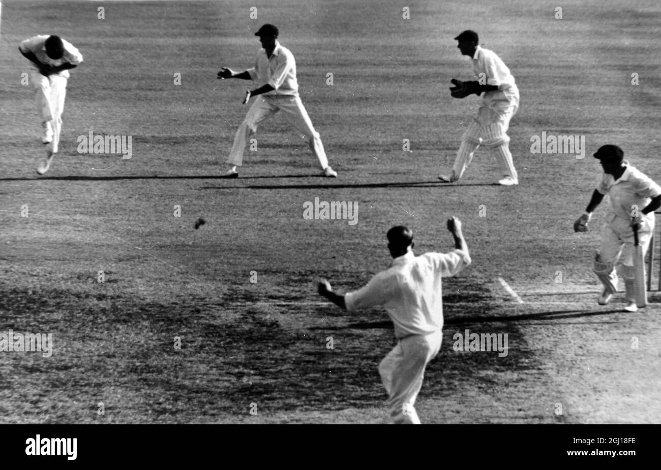 CRICKET SOUTH AFRICA V AUSTRALIA BARLOW EJ CATCHES OUT O NEILL IN ACTION ; 6 DECEMBER 1963 Stock Photo