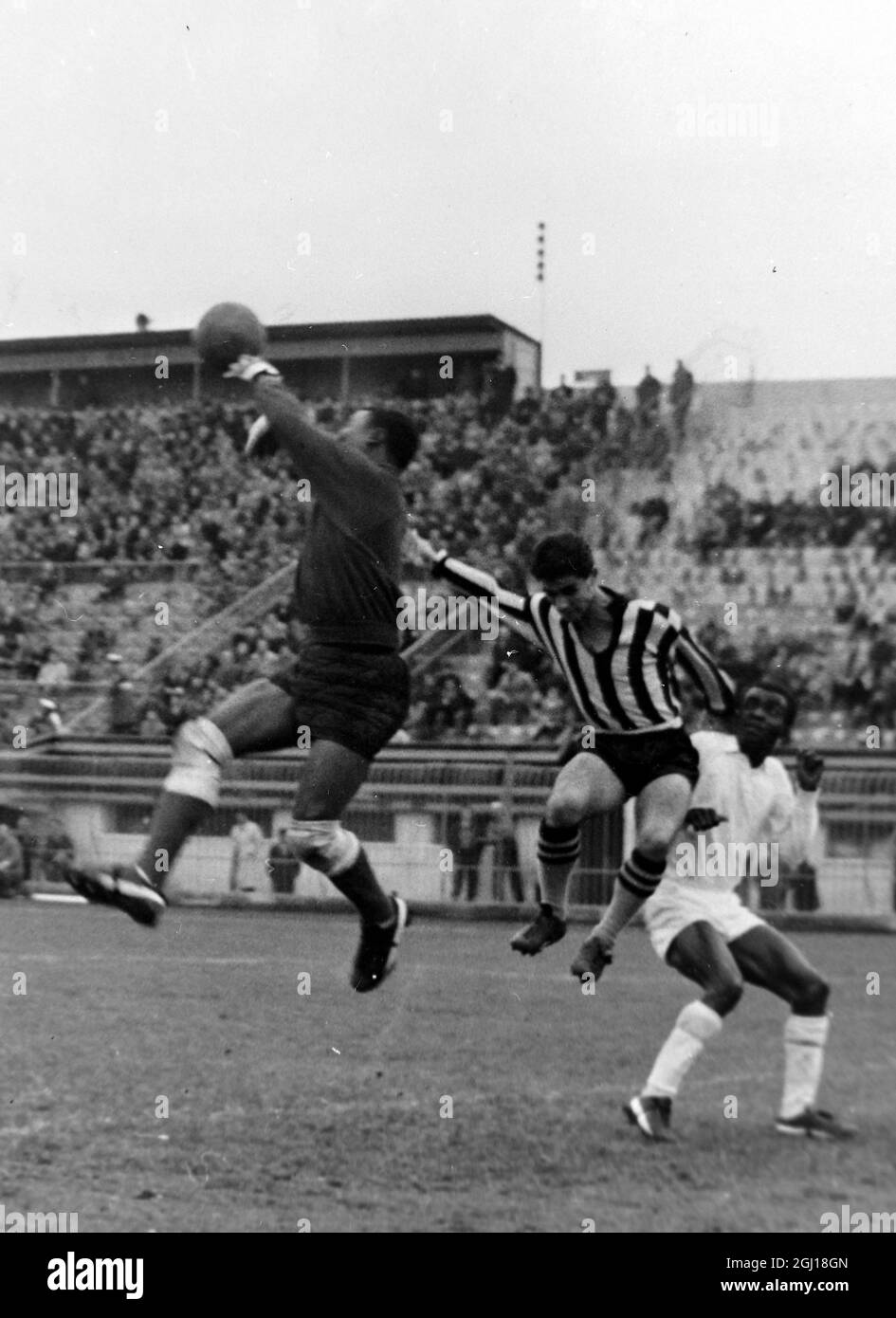 1963 football Black and White Stock Photos & Images Alamy