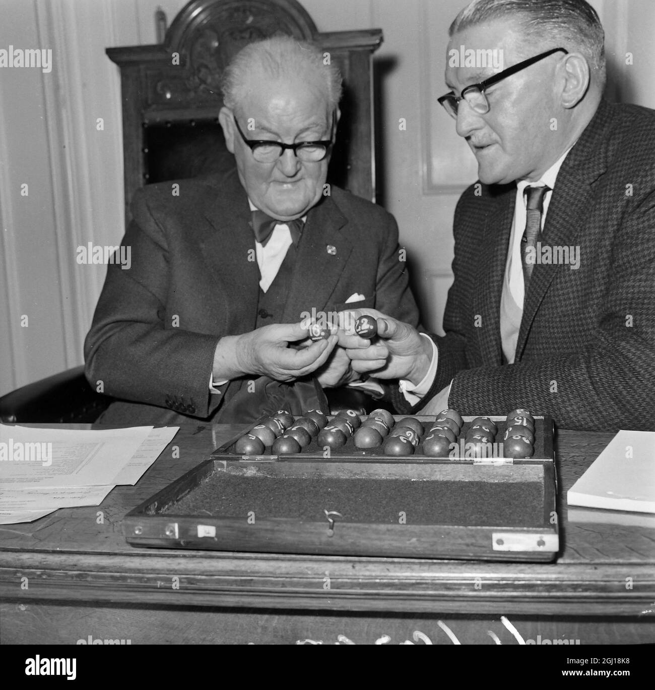 FOOTBALL CUPS FA CUP DRAW WISEMAN & MEARS SHOWING THE RESULTS IN LONDON