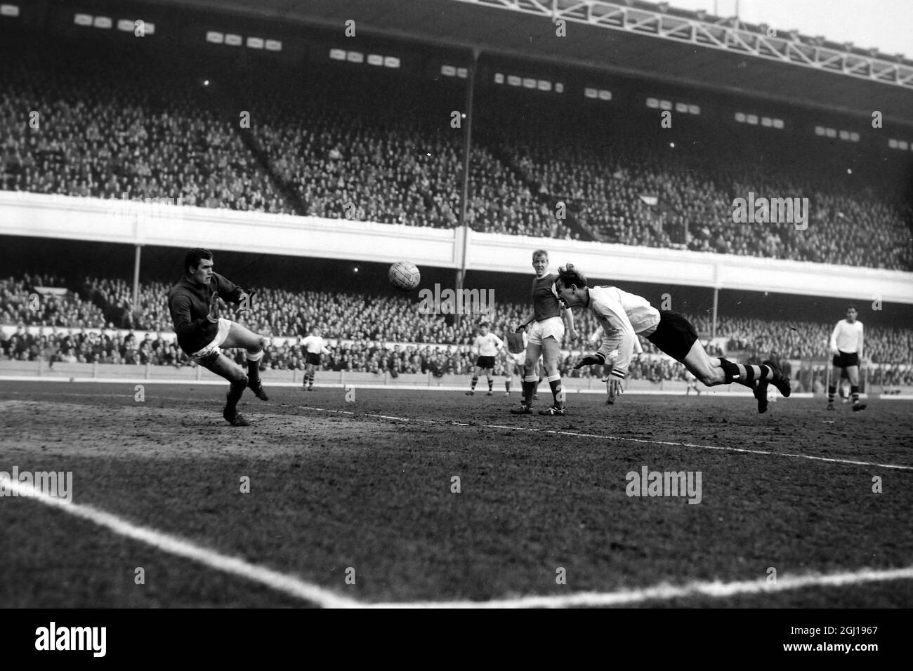 FOOTBALL BURNLEY V ARSENAL LONDON - ANDY LOCHHEAD AND FURNELL IN ACTION - ; 8 FEBRUARY 1964 Stock Photo