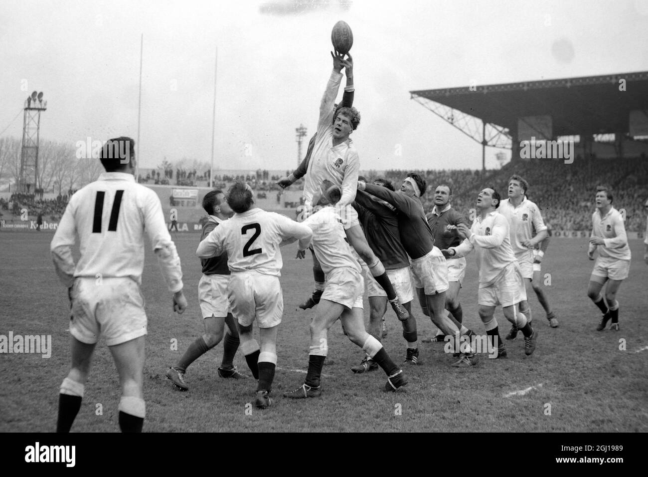 22 FEBRUARY 1964 A LINEOUT DURING THE FIVE NATIONS RUGBY UNION MATCH BETWEEN ENGLAND AND FRANCE. ENGLAND WON 6-3 AT THE COLOMBES STADIUM, PARIS, FRANCE. Stock Photo