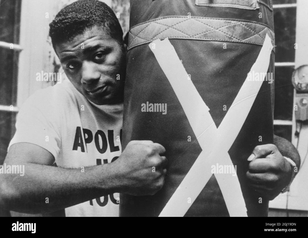 BOXING HEAVYWEIGHT FLOYD PATTERSON PUNCHES BAG MARKED X IN US; 11 MARCH 1964 Stock Photo