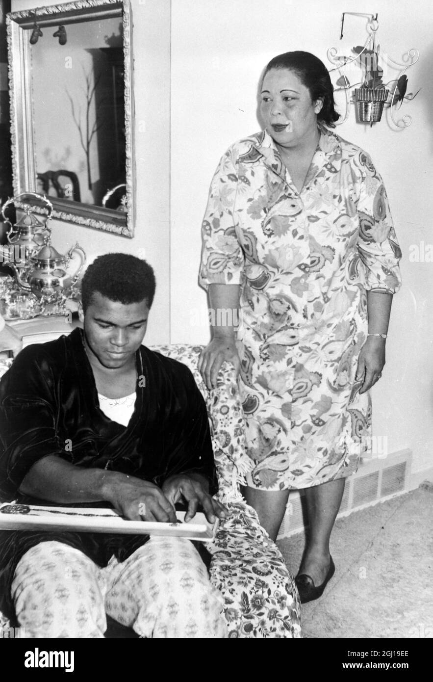 AMERICAN BOXING CHAMPION CASSIUS CLAY MUHAMMAD ALI AT LOUISVILLE HOME WITH  MOTHER ; 16 MARCH 1964 Stock Photo - Alamy