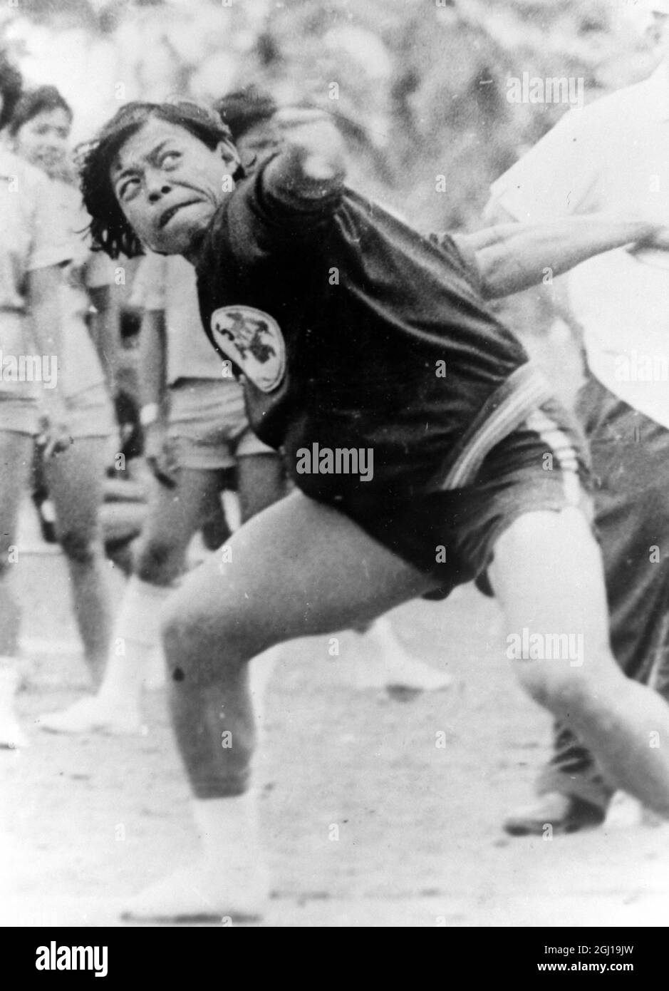 ATHLETICS MONA SULAIMAN HURLS DISCUS IN ACTION IN MANILA ; 7 APRIL 1964 Stock Photo