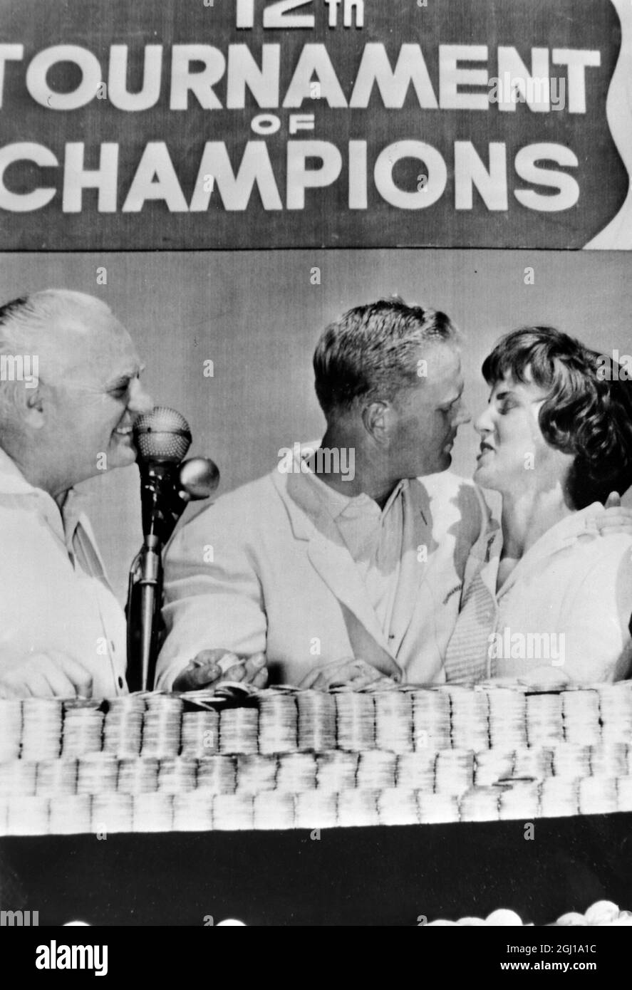 GOLF CHAMPIONS TOURNAMENT JACK NICKLAUS RECEIVES KISS FROM WIFE AS LEADING PLAYER IN LAS VEGAS, NEVADA ; 5 MAY 1964 Stock Photo
