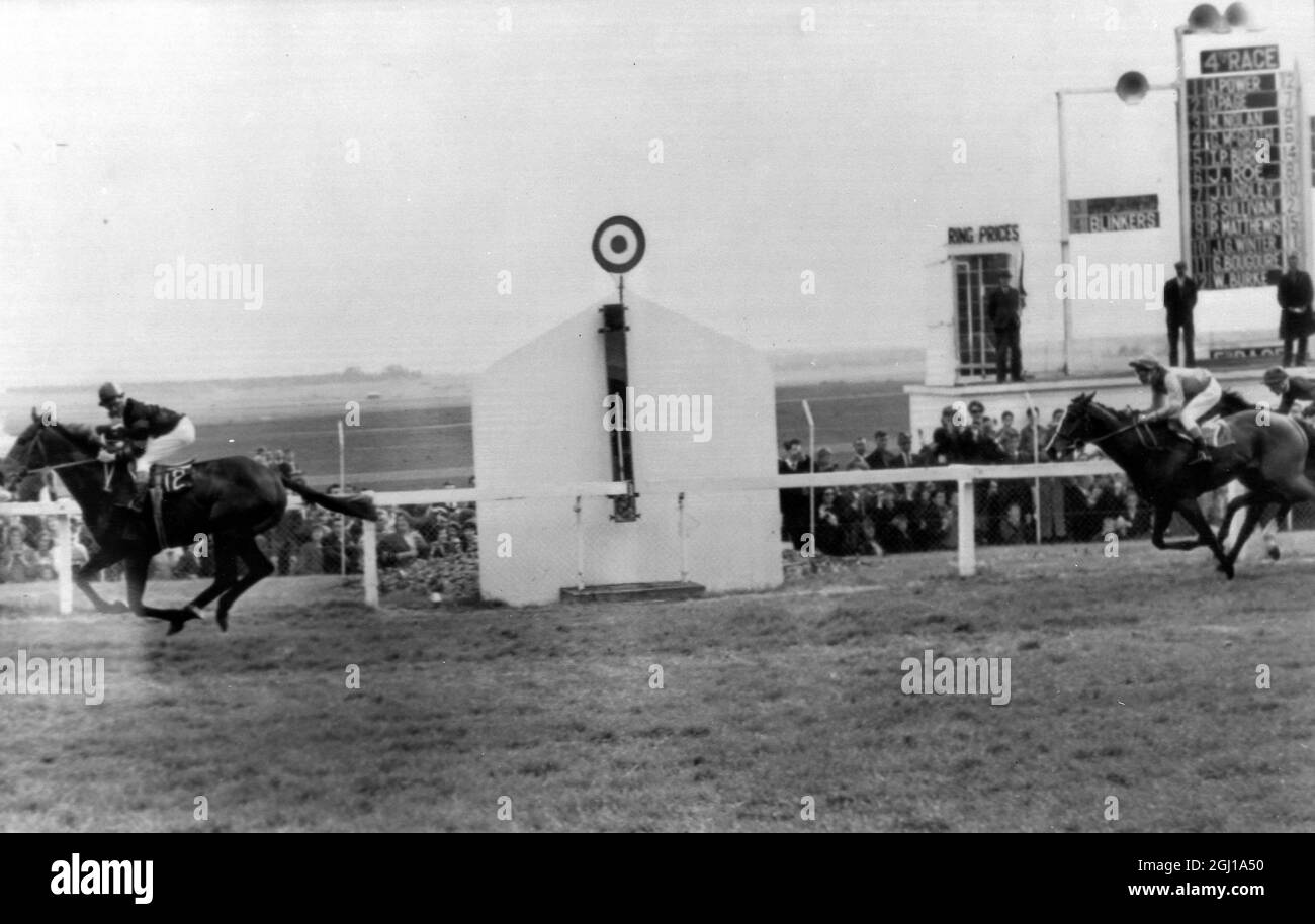 HORSES RACE SANTA CLAUS B BURKE WINS IRISH 200 GUINEAS NEAR DUBLIN ; 17 MAY 1964 Stock Photo