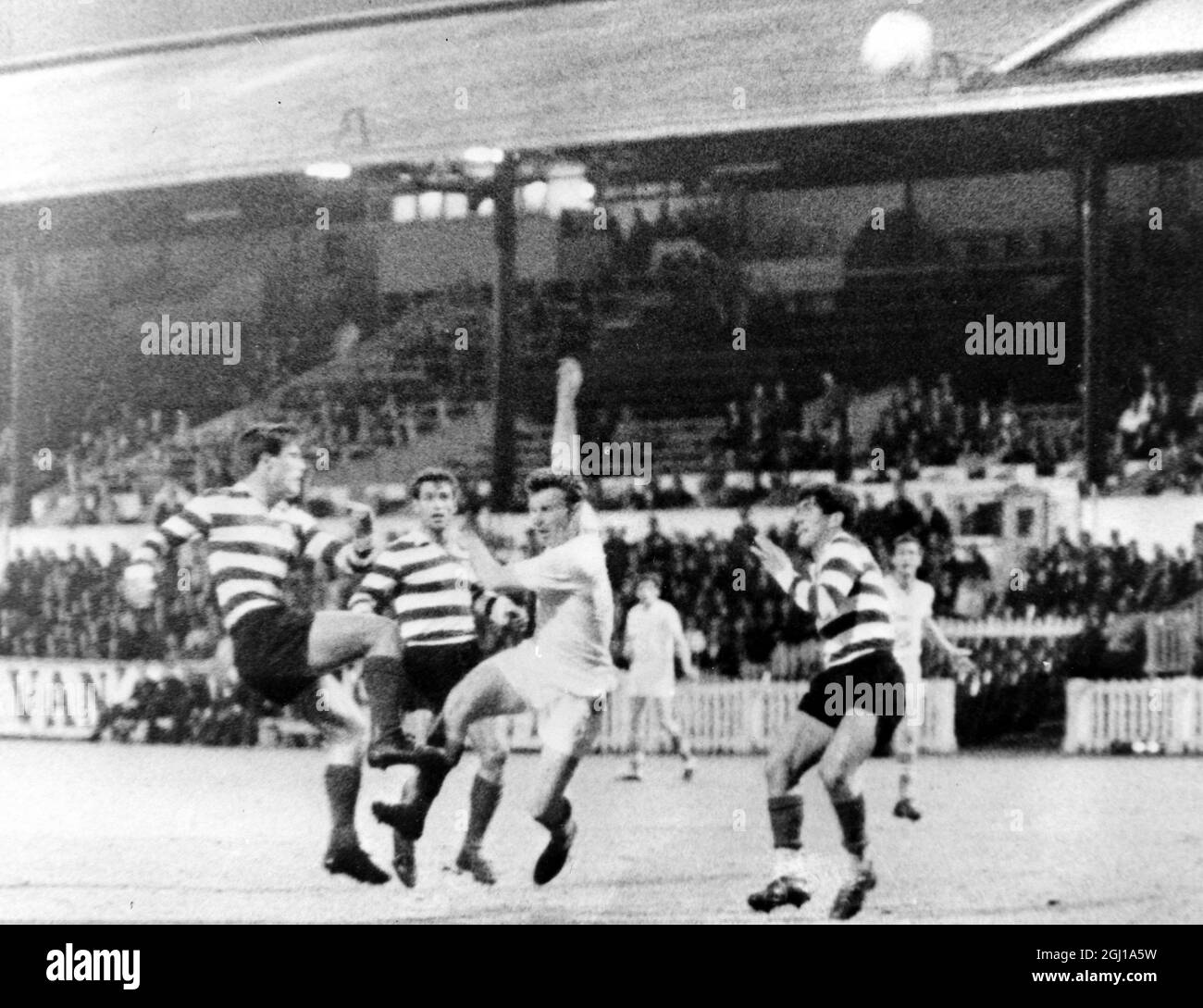 FOOTBALL EUROPEAN CUP WINNERS FINAL LISBON V BUDAPEST IN ACTION IN ANTWERP ; 19 MAY 1964 Stock Photo