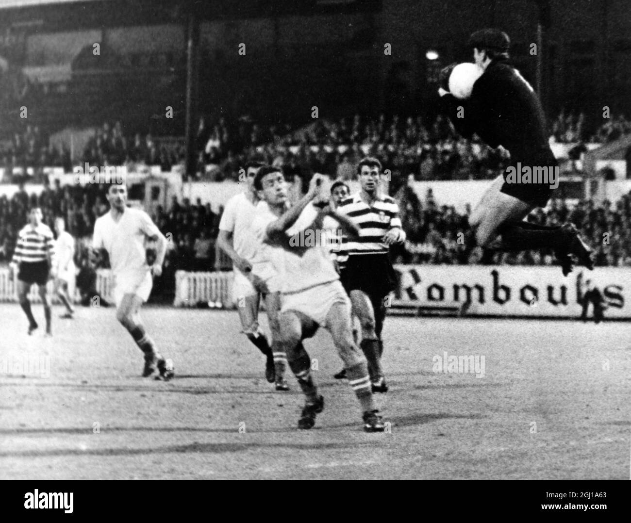 FOOTBALL EUROPEAN CUP WINNERS FINAL LISBON V BUDAPEST IN ACTION IN ANTWERP ; 19 MAY 1964 Stock Photo